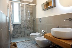 Dusche, Haartrockner, Bidet