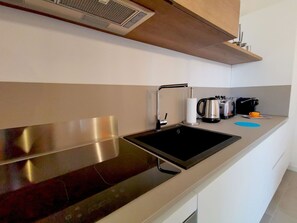 Frigorifero, forno, piano cottura, lavastoviglie