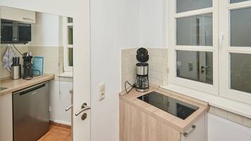 KylskÄp, mikrovÄgsugn, spishÀll och kaffe- och tebryggare