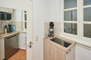 Geladeira, micro-ondas, cooktop, cafeteira/chaleira