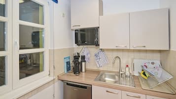 Refrigerador, microondas, parrilla de estufa y cafetera y tetera