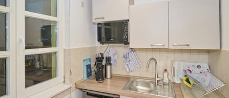 Fridge, microwave, stovetop, coffee/tea maker