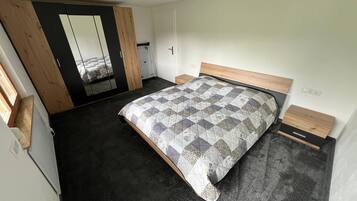 2 Schlafzimmer, BĂŒgeleisen/BĂŒgelbrett, kostenloses WLAN, BettwĂ€sche