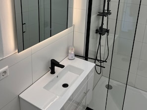 Dusche, Haartrockner, Handtücher
