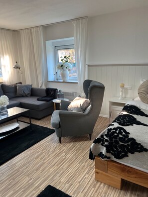 Iron/ironing board, free WiFi, bed sheets - Holiday Apartment in a Hotel 'Apartment 5' (Neckarsulm)