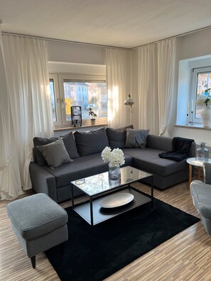 TV - Holiday Apartment in a Hotel 'Apartment 5' (Neckarsulm)