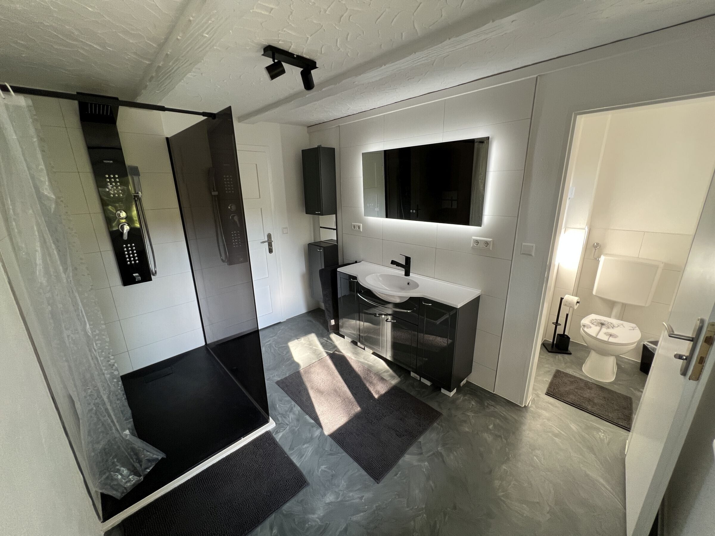 Een douche, een haardroger, handdoeken