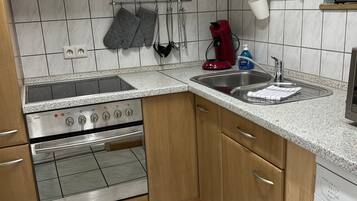 Frigorifero, microonde, piano cottura, lavastoviglie