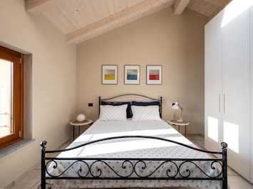 Meubles, BĂątiment, FenĂȘtre, Confort, Bois, Cadre De Lit, Design IntĂ©rieur, Oreiller, Sol, Sol