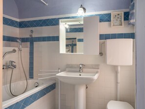 Une salle de bain avec une baignoire, un lavabo et des toilettes.