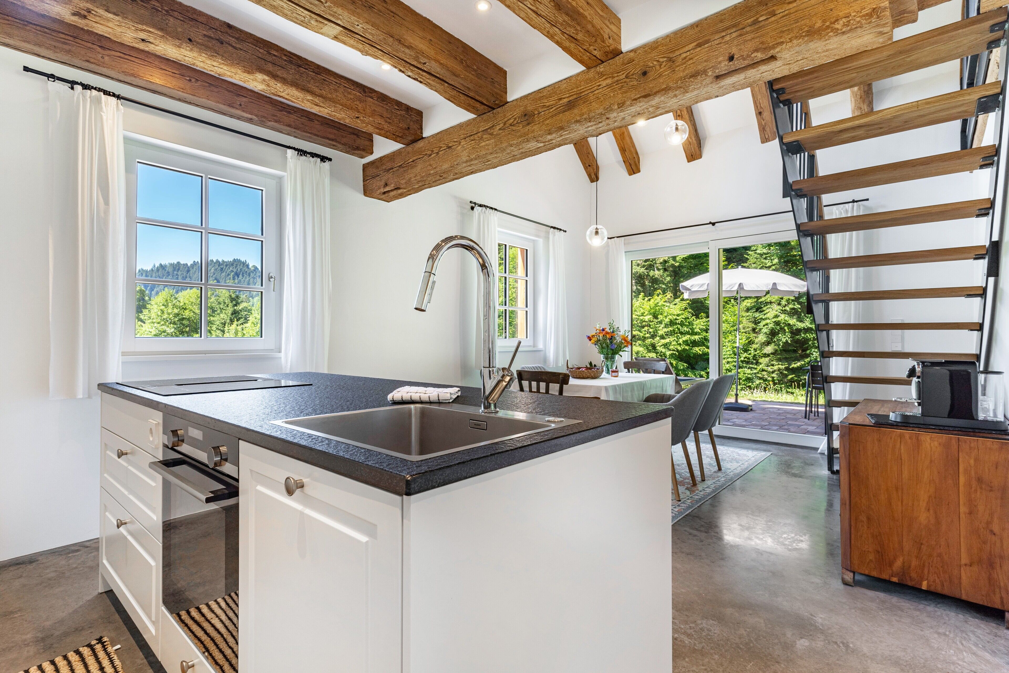 Réfrigérateur, un four, surface de cuisson, lave-vaisselle