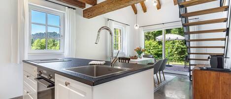 Réfrigérateur, un four, surface de cuisson, lave-vaisselle