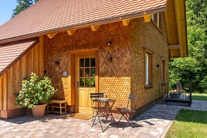 Outdoor dining - Holiday Home 'Die Alte Mühle Am Hanselishof' with Mountain View, Private Terrace and Wi-Fi (Schenkenzell)