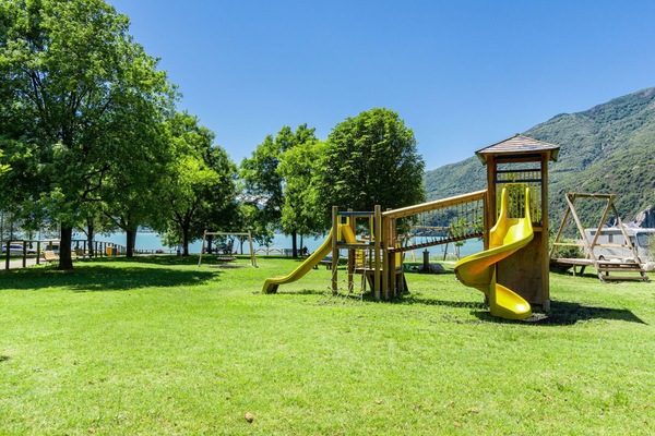 Pflanze, Himmel, Natürliche Landschaft, Baum, Schatten, Grundstueck, Erholung Im Freien, Gras, Rutsche, Wiese