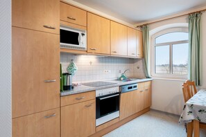 Frigorifero, microonde, forno, piano cottura