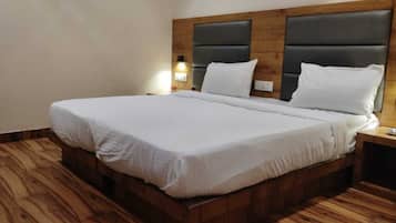 Habitación doble Deluxe, 1 habitación | Escritorio y espacio para trabajar con laptop