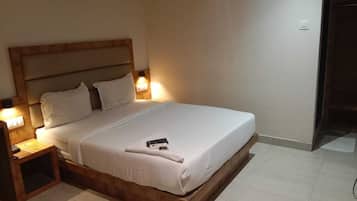 Desk, laptop workspace, iron/ironing board, free WiFi