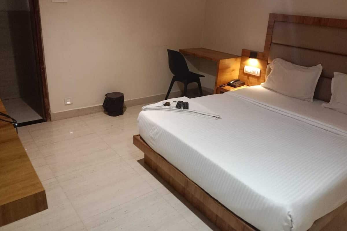 Desk, laptop workspace, iron/ironing board, free WiFi