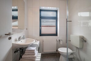 Een douche, een haardroger, handdoeken