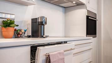 Fridge, oven, stovetop, dishwasher