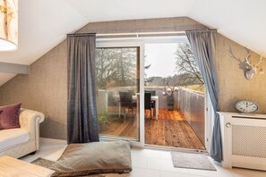 TV, fireplace, DVD player, stereo - Holiday Apartment "Solling-Lounge" with Shared Garden, Balcony and Wi-Fi (Holzminden)