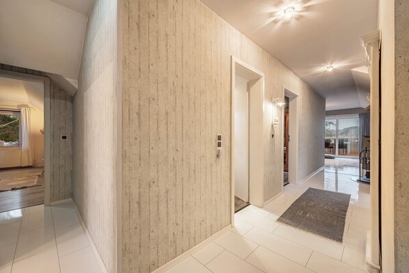 Interior - Holiday Apartment "Solling-Lounge" with Shared Garden, Balcony and Wi-Fi (Holzminden)