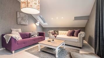 Een televisie, een open haard, een dvd-speler en een stereo