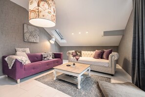 Télévision, cheminée, lecteur de DVD, chaîne hi-fi