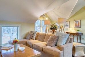 Smart TV, fireplace, offices - Firepit, Cozy Farmhouse & Adventure Nearby | Catskill Park Farm by AvantStay (Prattsville)
