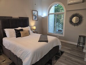 2 bedrooms, desk, iron/ironing board, WiFi