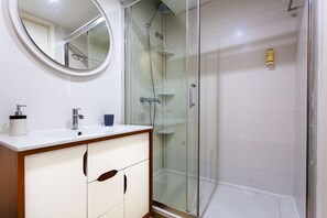 Een douche, een haardroger, handdoeken