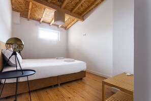 5 quartos, ferros/tábuas de passar roupa, Wi-Fi, roupa de cama