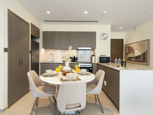 Fully Equipped Modern Kitchen and dining - New 1BR | Burj Khalifa Infinity Pool | Dubai Mall (Dubai)
