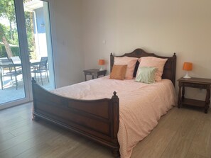 4 bedrooms, iron/ironing board, travel crib, bed sheets - Modern oceanfront villa for your vacation. Pets allowed  (Messanges)