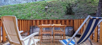 Apartment in the wood for families, couples & groups. 10min walk from ski area