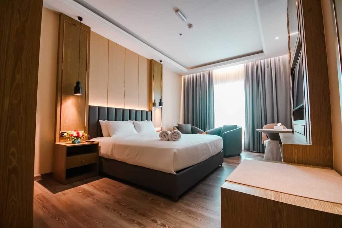 1 bedroom, in-room safe, desk, iron/ironing board