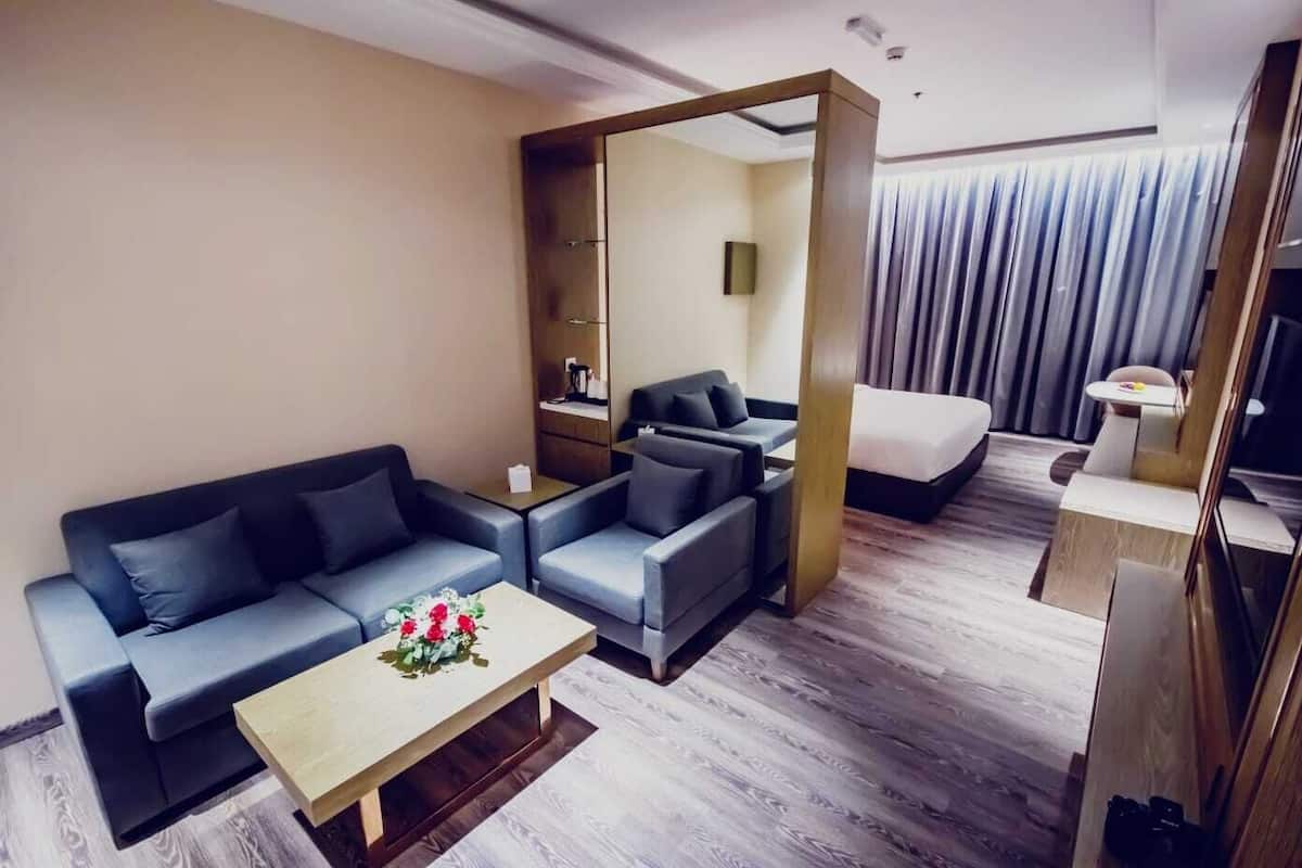 1 bedroom, in-room safe, desk, iron/ironing board