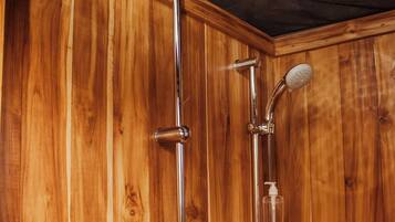 Doccia, asciugamani, sapone, shampoo