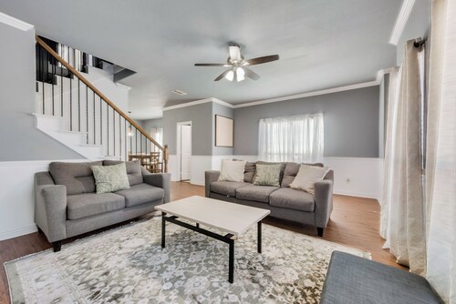 Spacious Suburan Retreat 4-bedroom townhome near ATT Stadium and Six Flags