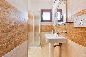 Ducha, artículos de higiene personal gratuitos y secador de pelo
