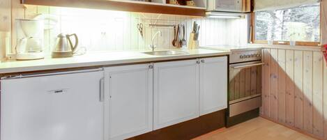 Refrigerador, microondas y utensilios de cocina