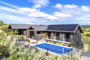 Pool - Villa Obsidian by Waiheke Pure - Views, pool, spa, spacious lodge, walk to beach (Waiheke Island)