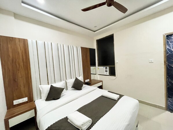 Meja, ruang kerja komputer riba, kalis bunyi, Wi-fi percuma 