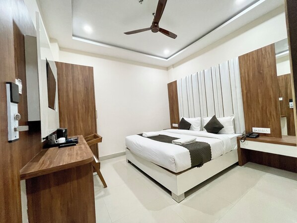 Desk, laptop workspace, soundproofing, free WiFi - Hotel SRK - near Temple  (Varanasi)
