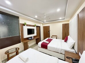 Desk, laptop workspace, soundproofing, free WiFi - Hotel SRK - near Temple  (Varanasi)