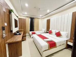 Desk, laptop workspace, soundproofing, free WiFi - Hotel SRK - near Temple  (Varanasi)