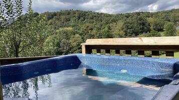 Banyera d'hidromassatge a l'aire lliure