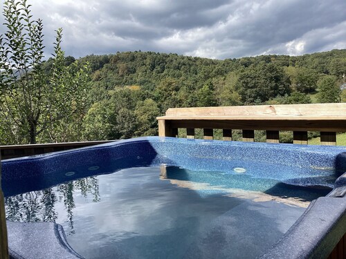 private cabin in w/fireplace & hot tub. Located close to Snowshoe. !Free Pizza!