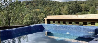 private cabin in w/fireplace & hot tub. Located close to Snowshoe. !Free Pizza!