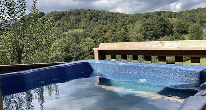 private cabin in w/fireplace & hot tub. Located close to Snowshoe. !Free Pizza!